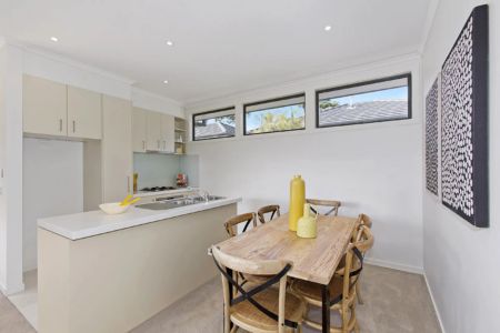 STREET FRONT PRIVATE TOWNHOUSE, WALKING DISTANCE TO SOUTHLAND! - Photo 2