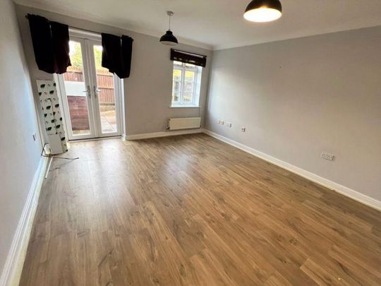 4 bedroom terraced house to rent - Photo 1