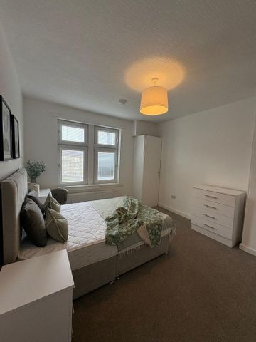 3 bedroom flat to rent - Photo 3