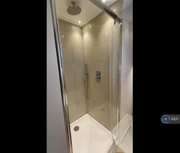 1 bedroom in a flat share to rent - Photo 5