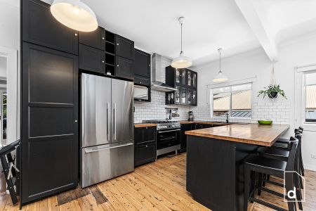 Stylish & Spacious Family Living With A Dream Garden - Photo 5