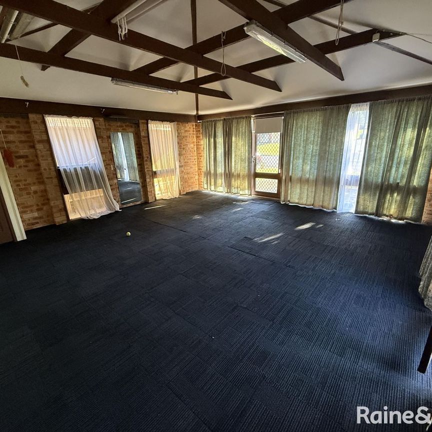 Spacious 3-Bedroom Family Home with Pool in Prime Glenfield Location - Photo 1