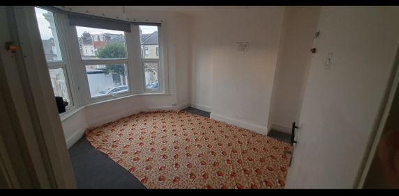 Room in a Shared House, Clandon Road, IG3 - Photo 2