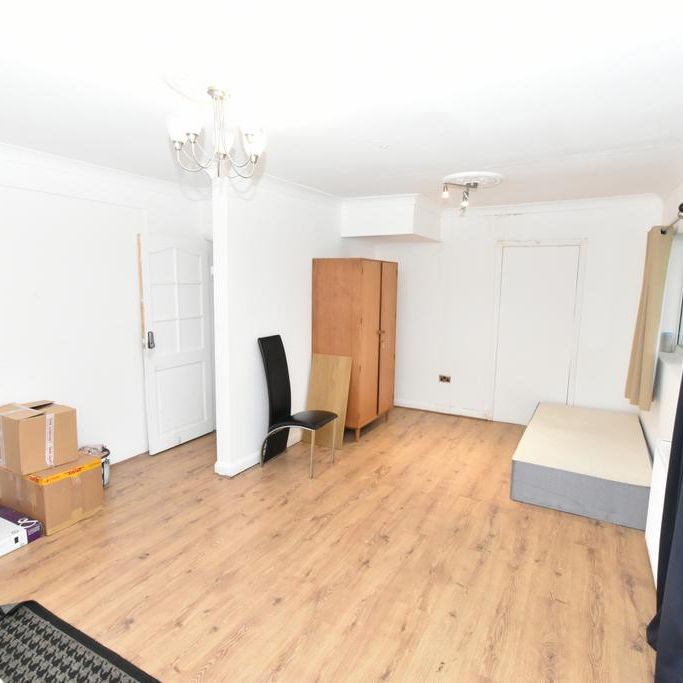 1 bedroom in a flat share to rent - Photo 1