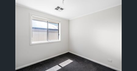 Modern Comfort Meets Easy-Care Living in Morphett Vale - Photo 5