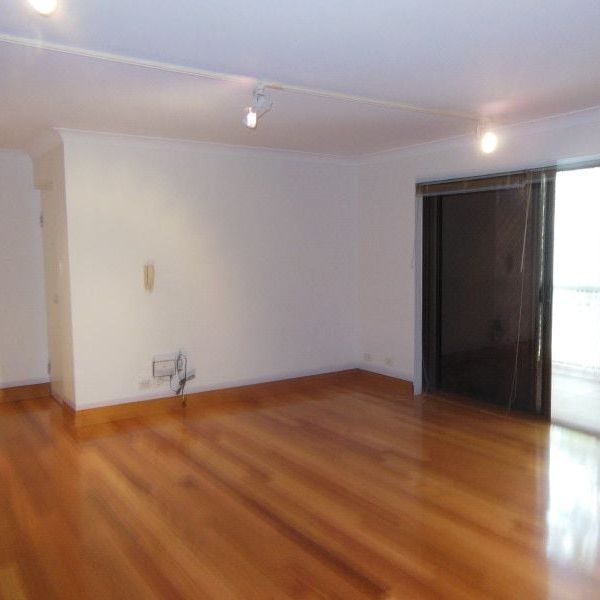 Easy stroll to West End shops and restaurants - Photo 1