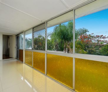 Spacious Family Home with Entertainer's Retreat - Photo 2