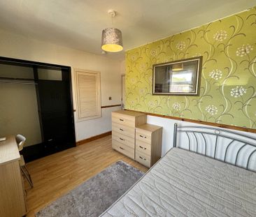 Giles Avenue, Tang Hall - P1849 - Photo 5