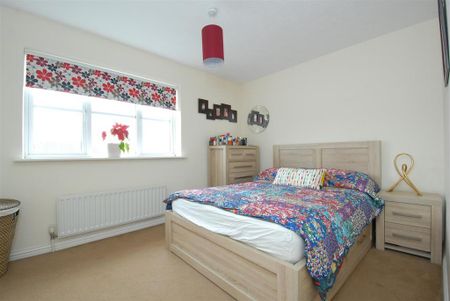 4 bedroom semi-detached house to rent - Photo 5