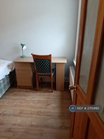 1 bedroom in a house share to rent - Photo 2