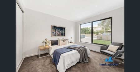 LUXURIOUSLY APPOINTED FAMILY RESIDENCE - Photo 4