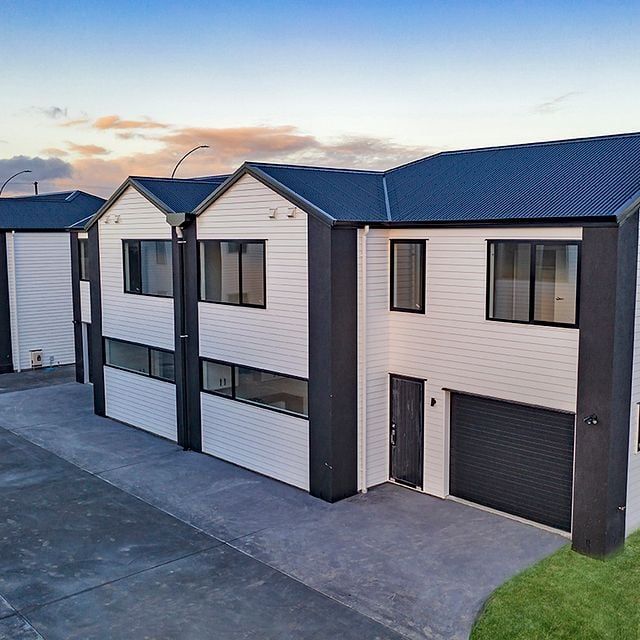 5 BEDROOMS TOWNHOUSE WITH 2 ENSUITES - Photo 1