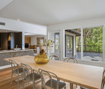 Architecturally designed family home with sea views over the Byron ... - Photo 4