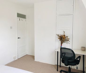 3 Bed Maisonette, Raleigh House, SW8 - Photo 5