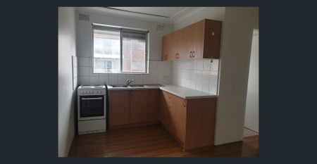 No carpet - 2 Bed unit - Walk to station - Photo 5