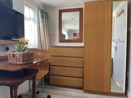 Room in a Shared House, Thorpe Road, E7 - Photo 5