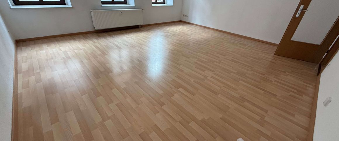 Wohnbereich mit offener Küche /Hochparterre/Ergeschoss / Laminat / Bad mit Wanne ! - Foto 1