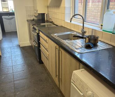 3 bedroom semi-detached house to rent - Photo 4