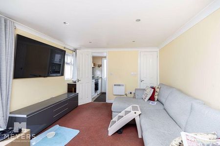 4 bedroom detached house to rent - Photo 2