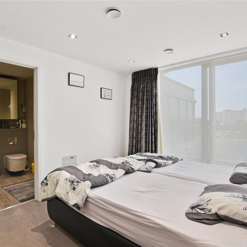 3 bedroom flat in London - Photo 1