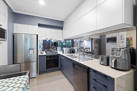 Modern Convenience Meets Vibrant Urban Lifestyle - Photo 3