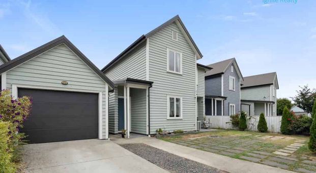 Spacious 5-Bedroom Family Home - Photo 1