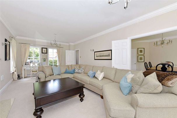 A detached family house situated in the prestigious Queens Acre gated development close to the Windsor Great Park - Photo 1