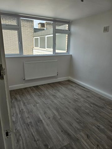 2 Bed Flat, Irvin Point, N3 - Photo 3