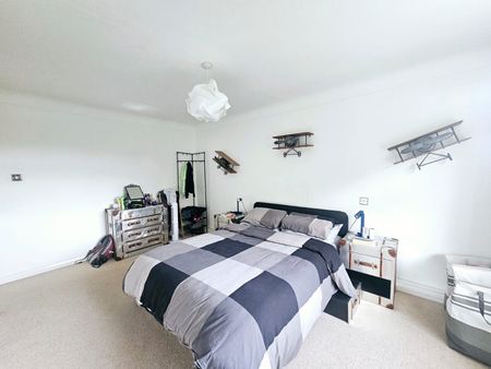 Bassett Avenue, Southampton - Photo 3