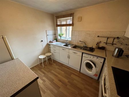 Moray Close, HA8 8AT, Edgware - Photo 4