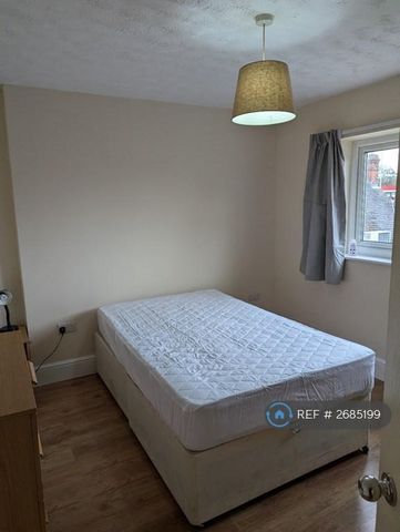 1 bedroom in a flat share to rent - Photo 4