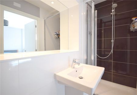 Well presented 2 bedroom third floor apartment for rent in Cambridge at this prestigious development. Under floor gas heating. Allocated parking. Unfurnished. - Photo 5