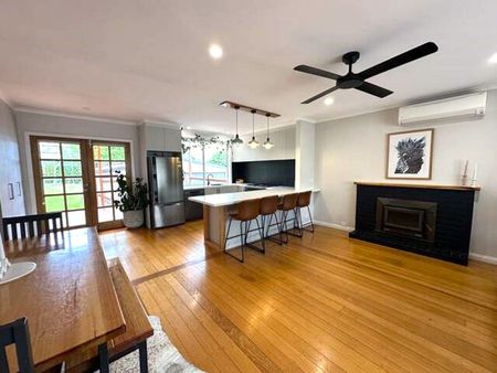 COSY FAMILY HOME PACKED WITH FEATURES! - Photo 4