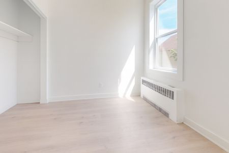 À louer à St-Jean-sur-Richelieu: propriété sur 2 étages offrant plus de 3700 p.c. de superficie habitable, 14 chambres, 3 salles de bain et 3 salle d'eau + garage - Photo 4