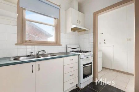 “PRIME LOCATION!” - Photo 3