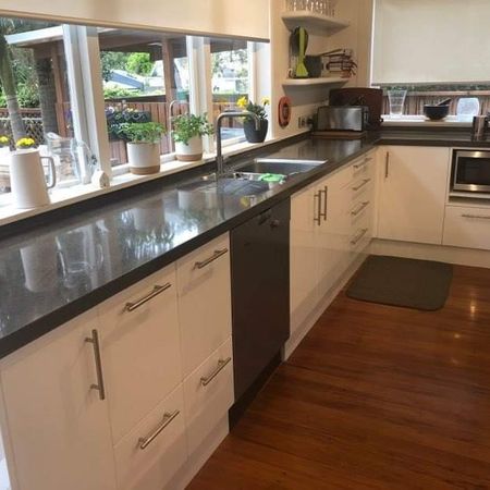 Home with additional self contained unit - Photo 4