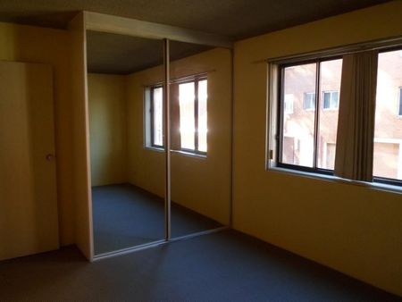 !! 1st floor unit – bedrooms will have brand new carpet !! - Photo 3