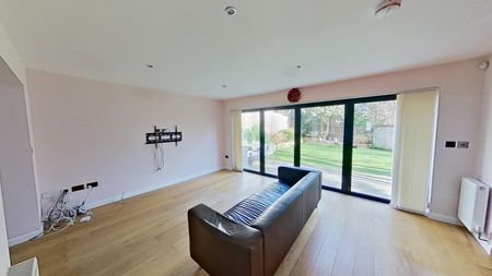 5 bedroom detached house to rent - Photo 2