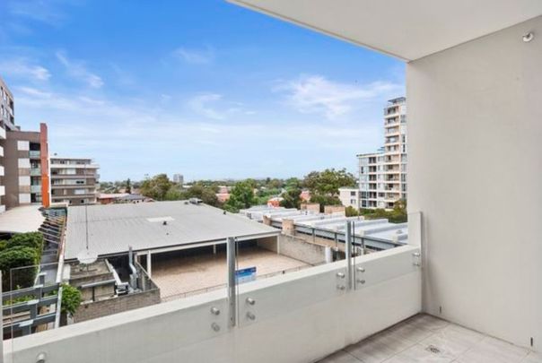 Quality modern apartment situated in this desirable location in the heart of Maroubra - Photo 1