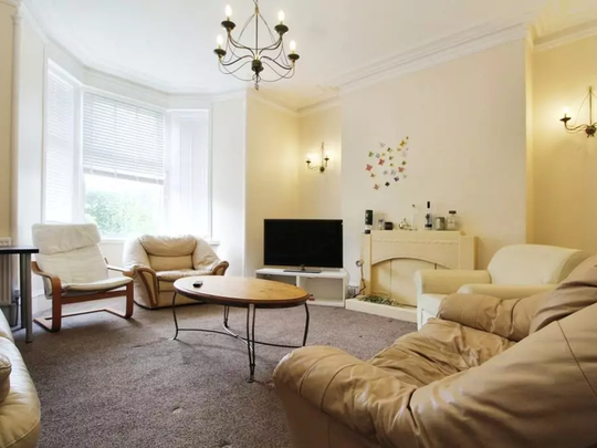 Attractive 5-Bedroom Victorian Maisonette – Ideal Student Living Room 5 - Photo 1