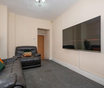 5 bedroom end of terrace house to rent - Photo 3