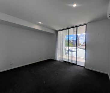 Modern Executive Apartment - Only 100m from the CBD! - Photo 2