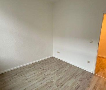 Schöne helle Erdgeschoss 2 Raum Wohnung mit Balkon und Einbauküche ... - Photo 3