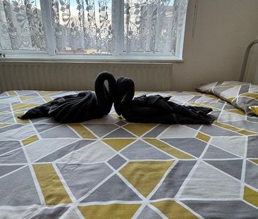 Room in a Shared House, Hoskins Close, E16 - Photo 3