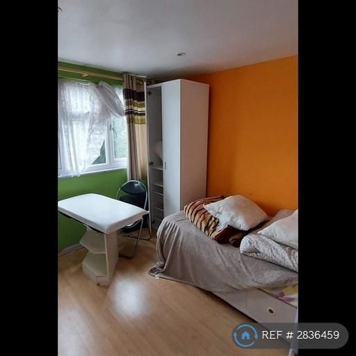 4 bedroom semi-detached house to rent - Photo 1