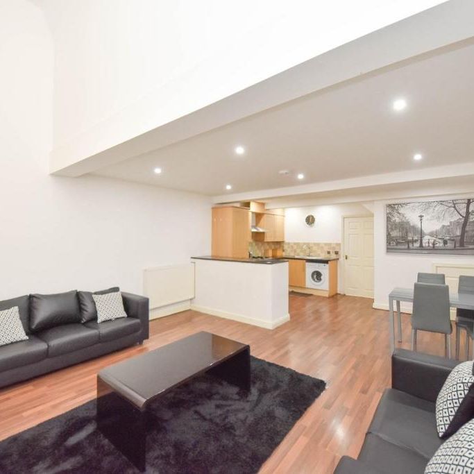 2 bedroom mews to rent - Photo 1