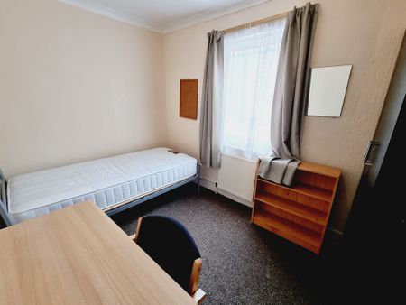 5 Bed Student Accommodation - Photo 2