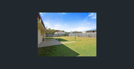 Just Renovated - Freshly Painted with Brand New Carpets - Photo 2