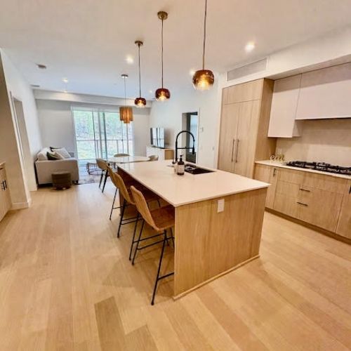 Stunning Top Floor Unit – ZARA 2 - Photo 1