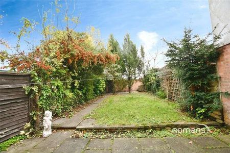 Brambles Farm Drive, Uxbridge, UB10 - Photo 3